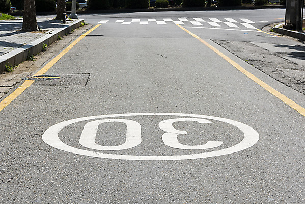 포토 JPG 주간 도로 교통 사람없음 야외 횡단보도 통제 사회이슈 교통안전 교통표지 사고예방 속도제한 안전속도 안전속도5030 30킬로미터 국내포토 자연요소 길 컨셉 교통시설 안전 금지 보행로 예방 정책 제한속도 파일형식