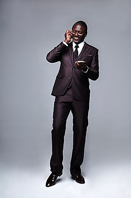 포토 JPG 스튜디오촬영 전신 서양인 외국인 해외기획촬영 응시 2011년태국 남자 포즈 흑인 비즈니스 모션 회색배경 실내 한명 서기 미소 웃음 들기 사람 정장 성인 앞모습 30대 스마트폰 글로벌비즈니스 비즈니스맨 전화기 통화 남자만 남자한명만 성인남자만 성인한명만 성인남자한명만 장년만 장년남자만 장년남자한명만 성인만 국내포토 1 시선 옷 뷰포인트 백그라운드 표정 인종 내부 장년 핸드폰 스마트기기 글로벌 회색 직장인 파일형식