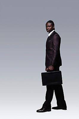 포토 JPG 스튜디오촬영 전신 서양인 외국인 해외기획촬영 2011년태국 남자 포즈 흑인 서류가방 가방 비즈니스 모션 회색배경 실내 한명 서기 들기 사람 정장 성인 옆모습 30대 비즈니스라이프 글로벌비즈니스 업무 비즈니스맨 작업실 출장 출근 출퇴근 퇴근 남자만 남자한명만 성인남자만 성인한명만 성인남자한명만 장년만 장년남자만 장년남자한명만 성인만 국내포토 1 라이프스타일 잡화 옷 뷰포인트 백그라운드 인종 내부 장년 글로벌 회색 작업 직장인 파일형식