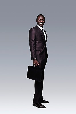 포토 JPG 스튜디오촬영 전신 서양인 외국인 해외기획촬영 2011년태국 남자 포즈 흑인 서류가방 가방 비즈니스 모션 회색배경 실내 한명 서기 미소 웃음 들기 사람 정장 성인 옆모습 30대 비즈니스라이프 글로벌비즈니스 업무 비즈니스맨 작업실 출장 출근 출퇴근 퇴근 남자만 남자한명만 성인남자만 성인한명만 성인남자한명만 장년만 장년남자만 장년남자한명만 성인만 국내포토 1 라이프스타일 잡화 옷 뷰포인트 백그라운드 표정 인종 내부 장년 글로벌 회색 작업 직장인 파일형식