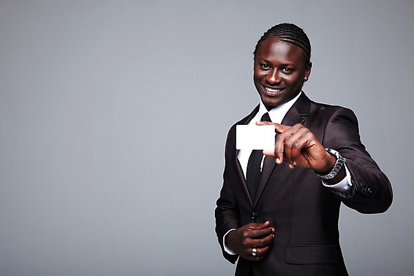 포토 JPG 스튜디오촬영 서양인 외국인 해외기획촬영 2011년태국 남자 종이 포즈 흑인 비즈니스 모션 명함 회색배경 안내 프레임 실내 한명 미소 웃음 들기 사람 정장 상반신 성인 앞모습 30대 글로벌비즈니스 비즈니스맨 알림 백지 남자만 남자한명만 성인남자만 성인한명만 성인남자한명만 장년만 장년남자만 장년남자한명만 성인만 국내포토 1 옷 뷰포인트 백그라운드 표정 인종 내부 장년 글로벌 회색 직장인 파일형식