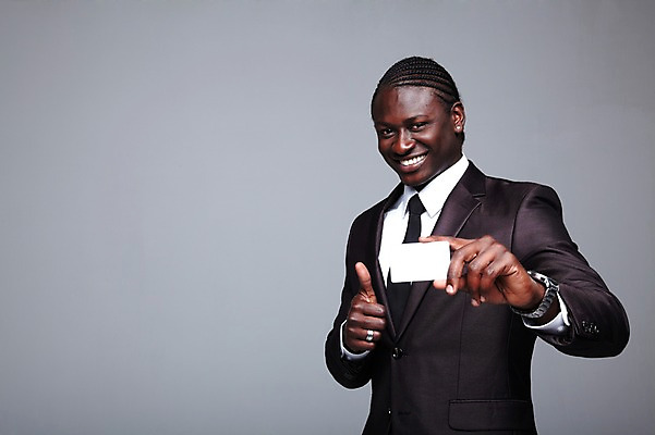 포토 JPG 스튜디오촬영 서양인 외국인 해외기획촬영 2011년태국 남자 종이 포즈 흑인 비즈니스 모션 명함 회색배경 안내 프레임 실내 한명 미소 웃음 들기 사람 정장 손짓 상반신 성인 앞모습 30대 글로벌비즈니스 엄지손가락 최고 비즈니스맨 알림 만족 백지 추천 남자만 남자한명만 성인남자만 성인한명만 성인남자한명만 장년만 장년남자만 장년남자한명만 성인만 국내포토 1 옷 감정 뷰포인트 백그라운드 손가락 표정 인종 내부 장년 글로벌 회색 직장인 파일형식