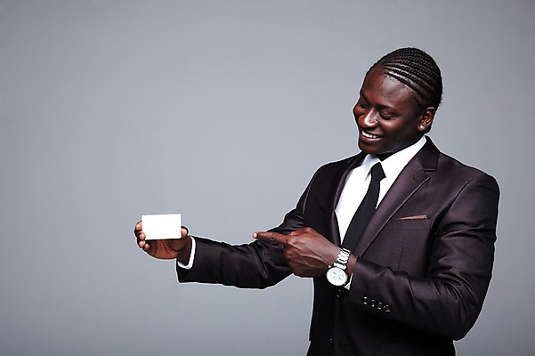 포토 JPG 스튜디오촬영 서양인 외국인 해외기획촬영 응시 2011년태국 남자 종이 포즈 흑인 비즈니스 모션 명함 회색배경 안내 프레임 실내 한명 미소 웃음 들기 사람 정장 손짓 상반신 성인 앞모습 30대 글로벌비즈니스 검지손가락 가리킴 비즈니스맨 알림 백지 남자만 남자한명만 성인남자만 성인한명만 성인남자한명만 장년만 장년남자만 장년남자한명만 성인만 국내포토 1 시선 옷 뷰포인트 백그라운드 손가락 표정 인종 내부 장년 글로벌 회색 직장인 파일형식