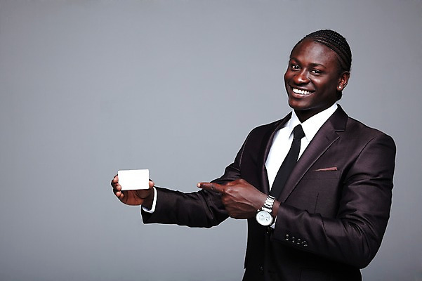 포토 JPG 스튜디오촬영 서양인 외국인 해외기획촬영 2011년태국 남자 종이 포즈 흑인 비즈니스 모션 명함 회색배경 안내 프레임 실내 한명 미소 웃음 들기 사람 정장 손짓 상반신 성인 앞모습 30대 글로벌비즈니스 검지손가락 가리킴 비즈니스맨 알림 백지 남자만 남자한명만 성인남자만 성인한명만 성인남자한명만 장년만 장년남자만 장년남자한명만 성인만 국내포토 1 옷 뷰포인트 백그라운드 손가락 표정 인종 내부 장년 글로벌 회색 직장인 파일형식