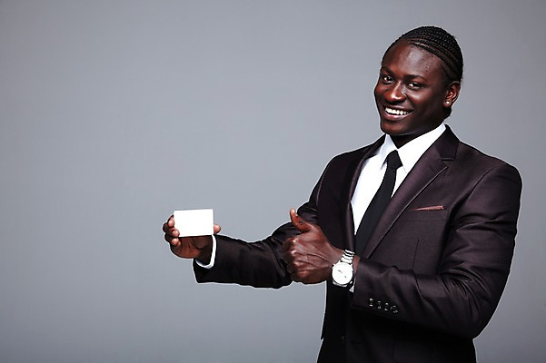 포토 JPG 스튜디오촬영 서양인 외국인 해외기획촬영 2011년태국 남자 종이 포즈 흑인 비즈니스 모션 명함 회색배경 안내 프레임 실내 한명 미소 웃음 들기 사람 정장 손짓 상반신 성인 앞모습 30대 글로벌비즈니스 엄지손가락 최고 비즈니스맨 알림 만족 백지 추천 남자만 남자한명만 성인남자만 성인한명만 성인남자한명만 장년만 장년남자만 장년남자한명만 성인만 국내포토 1 옷 감정 뷰포인트 백그라운드 손가락 표정 인종 내부 장년 글로벌 회색 직장인 파일형식