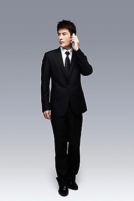 포토 JPG 스튜디오촬영 전신 해외기획촬영 응시 2011년태국 남자 포즈 비즈니스 모션 회색배경 실내 한명 서기 들기 사람 동양인 정장 성인 앞모습 30대 스마트폰 글로벌비즈니스 비즈니스맨 전화기 통화 남자만 남자한명만 성인남자만 성인한명만 성인남자한명만 장년만 장년남자만 장년남자한명만 성인만 국내포토 1 시선 옷 뷰포인트 백그라운드 인종 내부 장년 핸드폰 스마트기기 글로벌 회색 직장인 파일형식