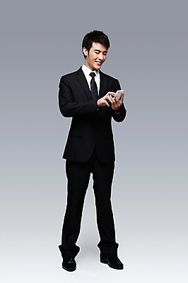 포토 JPG 스튜디오촬영 전신 해외기획촬영 응시 2011년태국 남자 포즈 비즈니스 모션 회색배경 실내 한명 서기 미소 웃음 들기 사람 동양인 정장 성인 앞모습 30대 스마트폰 글로벌비즈니스 터치 비즈니스맨 전화기 통화 남자만 남자한명만 성인남자만 성인한명만 성인남자한명만 장년만 장년남자만 장년남자한명만 성인만 국내포토 1 시선 옷 뷰포인트 백그라운드 표정 인종 내부 장년 핸드폰 스마트기기 글로벌 회색 직장인 파일형식