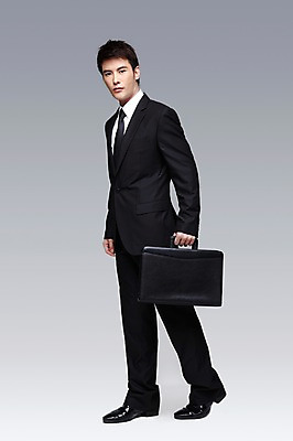 포토 JPG 스튜디오촬영 전신 해외기획촬영 2011년태국 남자 포즈 서류가방 가방 비즈니스 모션 회색배경 실내 한명 서기 들기 사람 동양인 정장 성인 옆모습 30대 비즈니스라이프 글로벌비즈니스 업무 비즈니스맨 작업실 출장 출근 출퇴근 퇴근 남자만 남자한명만 성인남자만 성인한명만 성인남자한명만 장년만 장년남자만 장년남자한명만 성인만 국내포토 1 라이프스타일 잡화 옷 뷰포인트 백그라운드 인종 내부 장년 글로벌 회색 작업 직장인 파일형식