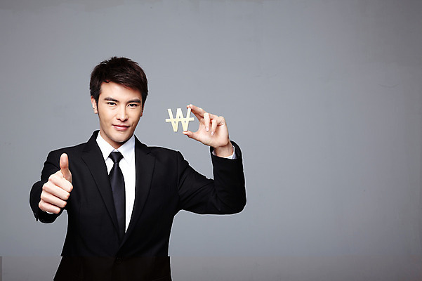 포토 JPG 스튜디오촬영 해외기획촬영 기호 2011년태국 남자 돈 비즈니스 회색배경 성공 실내 한명 미소 웃음 들기 사람 동양인 정장 손짓 상반신 성인 앞모습 30대 글로벌비즈니스 기쁨 엄지손가락 최고 비즈니스맨 원화 화폐기호 목표 결과 계획 만족 추천 남자만 남자한명만 성인남자만 성인한명만 성인남자한명만 장년만 장년남자만 장년남자한명만 성인만 국내포토 문자 1 옷 감정 뷰포인트 백그라운드 컨셉 손가락 모션 표정 인종 내부 장년 글로벌 회색 직장인 재산 화폐 파일형식