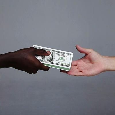 포토 JPG 스튜디오촬영 해외기획촬영 손 2011년태국 흑인 지폐 돈 신체 비즈니스 회색배경 성공 협력 영업 함께함 실내 협상 들기 사람 두명 신체부위 달러 글로벌비즈니스 경쟁 거래 비즈니스맨 목표 계획 계약 주기 외화 돈거래 국내포토 서양인 남자 백그라운드 컨셉 모션 내부 금융 글로벌 회색 직장인 재산 파일형식