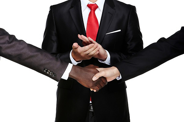 포토 JPG 스튜디오촬영 서양인 외국인 백인 해외기획촬영 2011년태국 남자 흑인 비즈니스 성공 회의 협력 악수 영업 함께함 실내 협상 서기 누끼 사람 동양인 인종 정장 손짓 성인 앞모습 세명 30대 손잡기 글로벌비즈니스 경쟁 거래 모임 축하 인사 업무 직장인 비즈니스맨 작업실 목표 계획 토론 박수 화해 남자만 성인남자만 장년만 장년남자만 성인만 국내포토 직업 옷 감정 뷰포인트 컨셉 모션 내부 장년 글로벌 예절 작업 파일형식