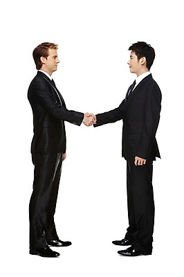 포토 JPG 스튜디오촬영 전신 서양인 외국인 백인 해외기획촬영 2011년태국 남자 비즈니스 성공 회의 협력 악수 영업 함께함 실내 협상 서기 누끼 사람 동양인 정장 성인 두명 옆모습 30대 마주보기 손잡기 글로벌비즈니스 경쟁 거래 모임 인사 업무 직장인 비즈니스맨 작업실 목표 계획 토론 동료 화해 남자만 성인남자만 장년만 장년남자만 성인만 국내포토 직업 옷 감정 뷰포인트 컨셉 관계 모션 인종 손짓 내부 장년 글로벌 예절 작업 파일형식