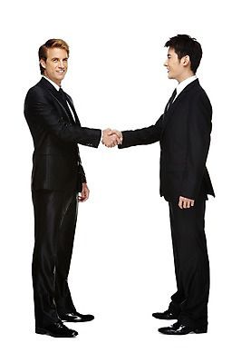 포토 JPG 스튜디오촬영 전신 서양인 외국인 백인 해외기획촬영 2011년태국 남자 비즈니스 성공 회의 협력 악수 영업 함께함 실내 협상 서기 미소 웃음 누끼 사람 동양인 정장 성인 두명 옆모습 30대 마주보기 손잡기 글로벌비즈니스 경쟁 거래 모임 인사 업무 직장인 비즈니스맨 작업실 목표 계획 토론 동료 화해 남자만 성인남자만 장년만 장년남자만 성인만 국내포토 직업 옷 감정 뷰포인트 컨셉 관계 모션 표정 인종 손짓 내부 장년 글로벌 예절 작업 파일형식