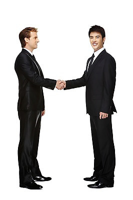 포토 JPG 스튜디오촬영 전신 서양인 외국인 백인 해외기획촬영 2011년태국 남자 비즈니스 성공 회의 협력 악수 영업 함께함 실내 협상 서기 미소 웃음 누끼 사람 동양인 정장 성인 두명 옆모습 30대 마주보기 손잡기 글로벌비즈니스 경쟁 거래 모임 인사 업무 직장인 비즈니스맨 작업실 목표 계획 토론 동료 화해 남자만 성인남자만 장년만 장년남자만 성인만 국내포토 직업 옷 감정 뷰포인트 컨셉 관계 모션 표정 인종 손짓 내부 장년 글로벌 예절 작업 파일형식