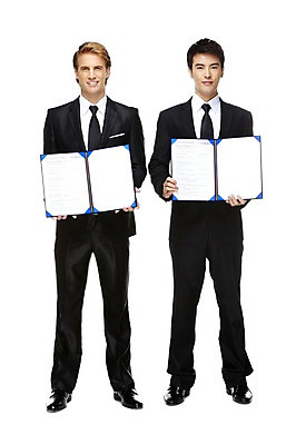 포토 JPG 스튜디오촬영 전신 서양인 외국인 백인 해외기획촬영 2011년태국 남자 비즈니스 성공 회의 협력 영업 함께함 실내 협상 서기 미소 웃음 들기 누끼 사람 동양인 정장 성인 두명 앞모습 30대 글로벌비즈니스 경쟁 거래 모임 업무 직장인 비즈니스맨 작업실 목표 계획 토론 동료 계약 문서 화해 남자만 성인남자만 장년만 장년남자만 성인만 국내포토 직업 옷 감정 뷰포인트 컨셉 관계 모션 표정 인종 내부 장년 글로벌 작업 파일형식