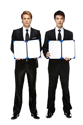 포토 JPG 스튜디오촬영 전신 서양인 외국인 백인 해외기획촬영 2011년태국 남자 비즈니스 성공 회의 협력 영업 함께함 실내 협상 서기 들기 누끼 사람 동양인 정장 성인 두명 앞모습 30대 글로벌비즈니스 경쟁 거래 모임 업무 직장인 비즈니스맨 작업실 목표 계획 토론 동료 계약 문서 화해 남자만 성인남자만 장년만 장년남자만 성인만 국내포토 직업 옷 감정 뷰포인트 컨셉 관계 모션 인종 내부 장년 글로벌 작업 파일형식