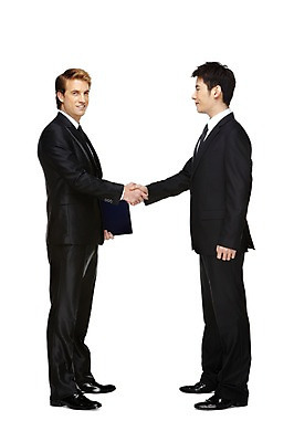 포토 JPG 스튜디오촬영 전신 서양인 외국인 백인 해외기획촬영 2011년태국 남자 비즈니스 성공 회의 협력 악수 영업 함께함 실내 협상 서기 미소 웃음 들기 누끼 사람 동양인 정장 성인 두명 옆모습 30대 마주보기 손잡기 글로벌비즈니스 경쟁 거래 모임 인사 업무 직장인 비즈니스맨 작업실 목표 계획 토론 동료 계약 문서 화해 남자만 성인남자만 장년만 장년남자만 성인만 국내포토 직업 옷 감정 뷰포인트 컨셉 관계 모션 표정 인종 손짓 내부 장년 글로벌 예절 작업 파일형식