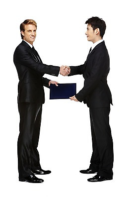 포토 JPG 스튜디오촬영 전신 서양인 외국인 백인 해외기획촬영 2011년태국 남자 비즈니스 성공 회의 협력 악수 영업 함께함 실내 협상 서기 미소 웃음 들기 누끼 사람 동양인 정장 성인 두명 옆모습 30대 마주보기 손잡기 글로벌비즈니스 경쟁 거래 모임 인사 업무 직장인 비즈니스맨 작업실 목표 계획 토론 동료 계약 주기 문서 화해 남자만 성인남자만 장년만 장년남자만 성인만 국내포토 직업 옷 감정 뷰포인트 컨셉 관계 모션 표정 인종 손짓 내부 장년 글로벌 예절 작업 파일형식