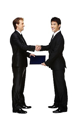 포토 JPG 스튜디오촬영 전신 서양인 외국인 백인 해외기획촬영 2011년태국 남자 비즈니스 성공 회의 협력 악수 영업 함께함 실내 협상 서기 미소 웃음 들기 누끼 사람 동양인 정장 성인 두명 옆모습 30대 마주보기 손잡기 글로벌비즈니스 경쟁 거래 모임 인사 업무 직장인 비즈니스맨 작업실 목표 계획 토론 동료 계약 주기 문서 화해 남자만 성인남자만 장년만 장년남자만 성인만 국내포토 직업 옷 감정 뷰포인트 컨셉 관계 모션 표정 인종 손짓 내부 장년 글로벌 예절 작업 파일형식