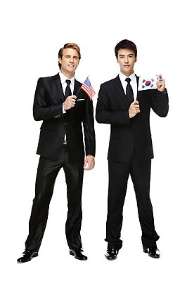 포토 JPG 스튜디오촬영 전신 서양인 외국인 백인 해외기획촬영 2011년태국 남자 비즈니스 성공 회의 협력 영업 한국 함께함 실내 협상 서기 들기 누끼 사람 동양인 정장 성인 두명 앞모습 30대 글로벌비즈니스 미국 경쟁 거래 모임 깃발 업무 직장인 비즈니스맨 작업실 성조기 국기 목표 계획 태극기 동료 무역 친목 외교 남자만 성인남자만 장년만 장년남자만 성인만 국내포토 직업 옷 산업 아시아 뷰포인트 컨셉 북아메리카 관계 모션 인종 내부 장년 글로벌 작업 파일형식