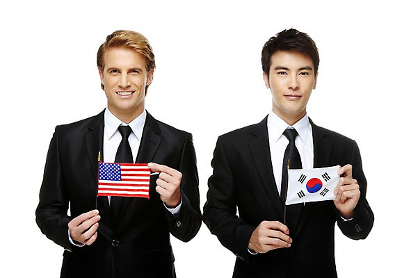 포토 JPG 스튜디오촬영 서양인 외국인 백인 해외기획촬영 2011년태국 남자 비즈니스 성공 회의 협력 영업 한국 함께함 실내 협상 들기 누끼 사람 동양인 정장 상반신 성인 두명 앞모습 30대 글로벌비즈니스 미국 경쟁 거래 모임 깃발 업무 직장인 비즈니스맨 작업실 성조기 국기 목표 계획 태극기 동료 무역 친목 외교 남자만 성인남자만 장년만 장년남자만 성인만 국내포토 직업 옷 산업 아시아 뷰포인트 컨셉 북아메리카 관계 모션 인종 내부 장년 글로벌 작업 파일형식