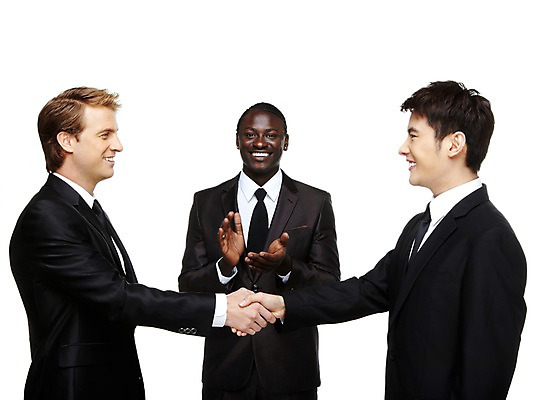 포토 JPG 스튜디오촬영 서양인 외국인 백인 해외기획촬영 2011년태국 남자 흑인 비즈니스 성공 회의 협력 악수 영업 함께함 실내 협상 서기 미소 웃음 누끼 사람 동양인 인종 정장 손짓 상반신 성인 앞모습 세명 30대 마주보기 손잡기 글로벌비즈니스 경쟁 거래 모임 축하 인사 업무 직장인 비즈니스맨 작업실 목표 계획 토론 박수 화해 남자만 성인남자만 장년만 장년남자만 성인만 국내포토 직업 옷 감정 뷰포인트 컨셉 모션 표정 내부 장년 글로벌 예절 작업 파일형식