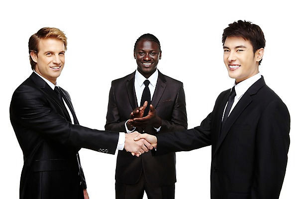 포토 JPG 스튜디오촬영 서양인 외국인 백인 해외기획촬영 2011년태국 남자 흑인 비즈니스 성공 회의 협력 악수 영업 함께함 실내 협상 서기 미소 웃음 누끼 사람 동양인 인종 정장 손짓 상반신 성인 앞모습 세명 30대 마주보기 손잡기 글로벌비즈니스 경쟁 거래 모임 축하 인사 업무 직장인 비즈니스맨 작업실 목표 계획 토론 박수 화해 남자만 성인남자만 장년만 장년남자만 성인만 국내포토 직업 옷 감정 뷰포인트 컨셉 모션 표정 내부 장년 글로벌 예절 작업 파일형식