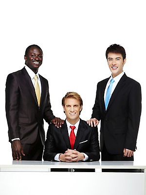 포토 JPG 스튜디오촬영 서양인 외국인 백인 해외기획촬영 2011년태국 남자 흑인 비즈니스 탁자 성공 회의 협력 영업 함께함 실내 협상 서기 미소 웃음 누끼 사람 앉기 동양인 인종 정장 성인 앞모습 세명 30대 글로벌비즈니스 경쟁 거래 모임 업무 직장인 비즈니스맨 작업실 목표 계획 토론 동료 남자만 성인남자만 장년만 장년남자만 성인만 국내포토 직업 옷 뷰포인트 가구 컨셉 관계 모션 표정 내부 장년 글로벌 작업 파일형식