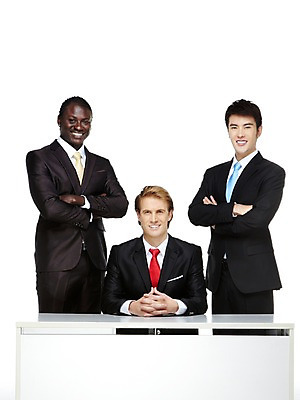 포토 JPG 스튜디오촬영 서양인 외국인 백인 해외기획촬영 2011년태국 남자 흑인 비즈니스 탁자 성공 회의 협력 영업 함께함 실내 협상 서기 미소 웃음 누끼 사람 앉기 동양인 인종 정장 성인 앞모습 세명 30대 팔짱 글로벌비즈니스 경쟁 거래 모임 업무 직장인 비즈니스맨 작업실 목표 계획 토론 동료 남자만 성인남자만 장년만 장년남자만 성인만 국내포토 직업 옷 뷰포인트 가구 컨셉 관계 모션 표정 내부 장년 글로벌 작업 파일형식