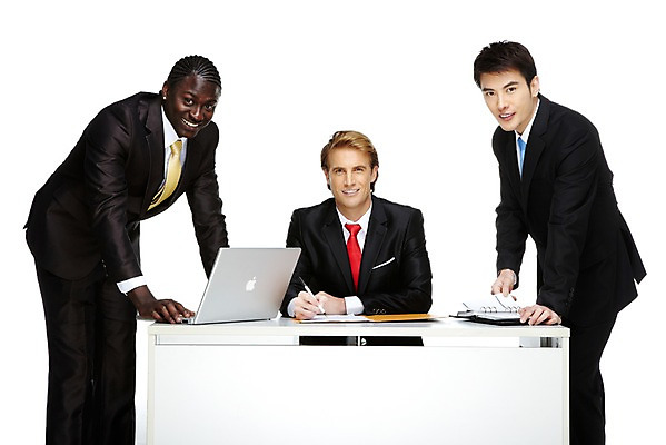 포토 JPG 스튜디오촬영 서양인 외국인 백인 해외기획촬영 2011년태국 남자 흑인 비즈니스 탁자 성공 회의 협력 영업 함께함 실내 협상 서기 미소 웃음 누끼 사람 앉기 동양인 인종 정장 성인 앞모습 세명 30대 노트북 컴퓨터 펜 다이어리 글로벌비즈니스 경쟁 거래 모임 기록 업무 직장인 비즈니스맨 작업실 목표 계획 토론 동료 문서 남자만 성인남자만 장년만 장년남자만 성인만 국내포토 직업 옷 뷰포인트 가구 컨셉 관계 모션 표정 내부 장년 전자제품 글로벌 필기구 사무용품 작업 파일형식