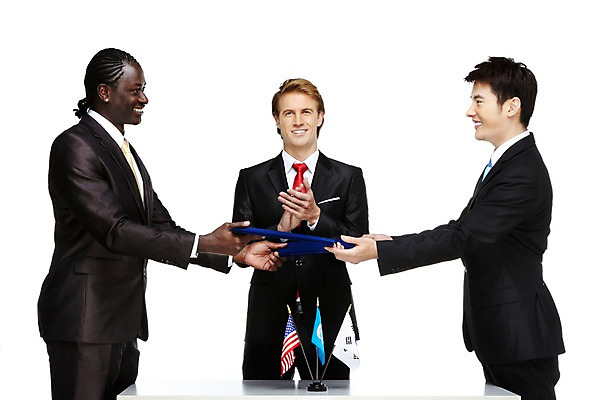 포토 JPG 스튜디오촬영 서양인 외국인 백인 해외기획촬영 2011년태국 남자 흑인 비즈니스 탁자 성공 회의 협력 영업 한국 함께함 실내 협상 서기 미소 웃음 누끼 사람 동양인 인종 정장 손짓 성인 앞모습 옆모습 세명 30대 마주보기 글로벌비즈니스 미국 경쟁 거래 모임 축하 깃발 업무 직장인 비즈니스맨 작업실 성조기 국기 목표 계획 태극기 토론 박수 계약 무역 주기 문서 화해 친목 국제연합 외교 유엔기 남자만 성인남자만 장년만 장년남자만 성인만 국내포토 직업 옷 감정 산업 아시아 뷰포인트 가구 컨셉 북아메리카 모션 표정 내부 장년 경제 글로벌 작업 파일형식