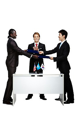 포토 JPG 스튜디오촬영 전신 서양인 외국인 백인 해외기획촬영 2011년태국 남자 흑인 비즈니스 탁자 성공 회의 협력 영업 한국 함께함 실내 협상 서기 미소 웃음 누끼 사람 동양인 인종 정장 손짓 성인 앞모습 옆모습 세명 30대 마주보기 글로벌비즈니스 미국 경쟁 거래 모임 축하 깃발 업무 직장인 비즈니스맨 작업실 성조기 국기 목표 계획 태극기 토론 박수 계약 무역 주기 문서 화해 친목 국제연합 외교 유엔기 남자만 성인남자만 장년만 장년남자만 성인만 국내포토 직업 옷 감정 산업 아시아 뷰포인트 가구 컨셉 북아메리카 모션 표정 내부 장년 경제 글로벌 작업 파일형식