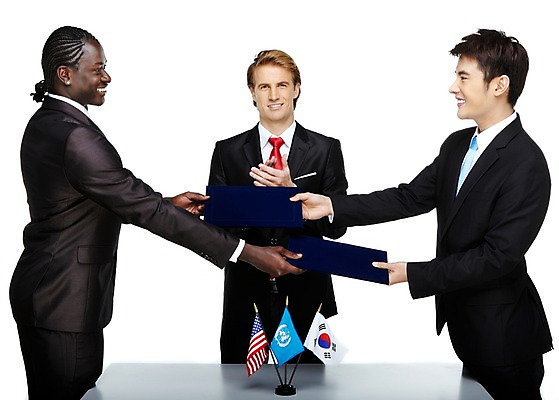 포토 JPG 스튜디오촬영 서양인 외국인 백인 해외기획촬영 2011년태국 남자 흑인 비즈니스 탁자 성공 회의 협력 영업 한국 함께함 실내 협상 서기 미소 웃음 누끼 사람 동양인 인종 정장 손짓 성인 앞모습 옆모습 세명 30대 마주보기 글로벌비즈니스 미국 경쟁 거래 모임 축하 깃발 업무 직장인 비즈니스맨 작업실 성조기 국기 목표 계획 태극기 토론 박수 계약 무역 주기 문서 화해 친목 국제연합 외교 유엔기 남자만 성인남자만 장년만 장년남자만 성인만 국내포토 직업 옷 감정 산업 아시아 뷰포인트 가구 컨셉 북아메리카 모션 표정 내부 장년 경제 글로벌 작업 파일형식