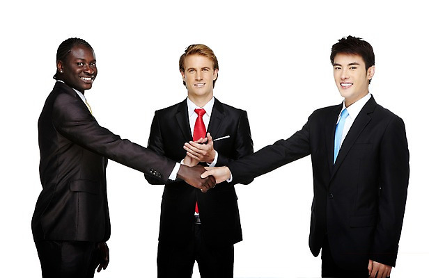 포토 JPG 스튜디오촬영 서양인 외국인 백인 해외기획촬영 2011년태국 남자 흑인 비즈니스 성공 회의 협력 악수 영업 함께함 실내 협상 서기 미소 웃음 누끼 사람 동양인 인종 정장 손짓 성인 앞모습 세명 30대 손잡기 글로벌비즈니스 경쟁 거래 모임 축하 인사 업무 직장인 비즈니스맨 작업실 목표 계획 토론 박수 화해 남자만 성인남자만 장년만 장년남자만 성인만 국내포토 직업 옷 감정 뷰포인트 컨셉 모션 표정 내부 장년 글로벌 예절 작업 파일형식