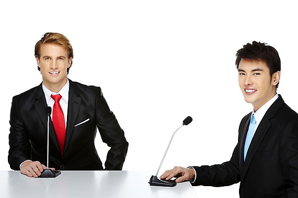 포토 JPG 스튜디오촬영 서양인 외국인 백인 해외기획촬영 2011년태국 남자 비즈니스 탁자 성공 회의 영업 함께함 실내 협상 미소 웃음 누끼 사람 동양인 정장 상반신 성인 두명 앞모습 옆모습 30대 글로벌비즈니스 경쟁 거래 모임 업무 직장인 비즈니스맨 작업실 목표 계획 토론 마이크 남자만 성인남자만 장년만 장년남자만 성인만 국내포토 직업 옷 뷰포인트 음향기기 가구 컨셉 표정 인종 내부 장년 글로벌 작업 파일형식