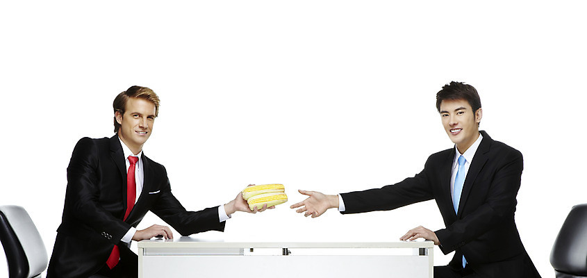 포토 JPG 스튜디오촬영 서양인 외국인 백인 해외기획촬영 2011년태국 남자 의자 비즈니스 탁자 성공 회의 협력 영업 함께함 실내 협상 옥수수 미소 웃음 들기 누끼 사람 앉기 동양인 정장 손짓 상반신 성인 두명 옆모습 30대 글로벌비즈니스 경쟁 거래 모임 업무 직장인 비즈니스맨 작업실 목표 계획 토론 주기 남자만 성인남자만 장년만 장년남자만 성인만 국내포토 직업 옷 뷰포인트 가구 컨셉 모션 곡류 표정 인종 내부 장년 글로벌 작업 파일형식