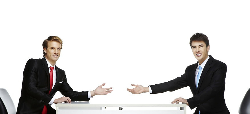 포토 JPG 스튜디오촬영 서양인 외국인 백인 해외기획촬영 2011년태국 남자 의자 비즈니스 탁자 성공 회의 협력 영업 함께함 실내 협상 미소 웃음 누끼 사람 앉기 동양인 정장 손짓 상반신 성인 두명 옆모습 30대 글로벌비즈니스 경쟁 거래 모임 업무 직장인 비즈니스맨 작업실 목표 계획 토론 남자만 성인남자만 장년만 장년남자만 성인만 국내포토 직업 옷 뷰포인트 가구 컨셉 모션 표정 인종 내부 장년 글로벌 작업 파일형식