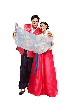 포토 JPG 스튜디오촬영 전신 서양인 외국인 백인 해외기획촬영 한국문화 한국전통 전통 라이프스타일 부부 커플 옷 여자 2011년태국 명절 남자 전통문화 문화 한쌍 여행 지도 가이드 신혼부부 새로움 한국 실내 서기 미소 웃음 들기 누끼 사람 20대 성인 두명 앞모습 여행객 체험 전통의상 한복 고무신 전통체험 국내여행 청년만 성인만 국내포토 직업 동양문화 기념일 아시아 뷰포인트 신발 컨셉 관계 모션 표정 인종 청년 내부 생활 신혼 파일형식