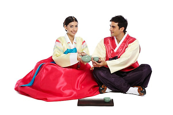 포토 JPG 스튜디오촬영 전신 서양인 외국인 백인 해외기획촬영 한국문화 한국전통 전통 라이프스타일 부부 커플 옷 여자 2011년태국 명절 남자 전통문화 문화 한쌍 여행 신혼부부 주전자 잔 새로움 한국 쟁반 실내 미소 웃음 들기 누끼 사람 20대 성인 두명 앞모습 컵 여행객 예절 체험 붓기 차 전통차 찻잔 다기 다도 전통의상 한복 찻주전자 고무신 가부좌 전통체험 국내여행 청년만 성인만 국내포토 동양문화 식기 기념일 아시아 음료 뷰포인트 신발 컨셉 관계 모션 주방용품 표정 앉기 인종 청년 내부 생활 차_음료 신혼 파일형식