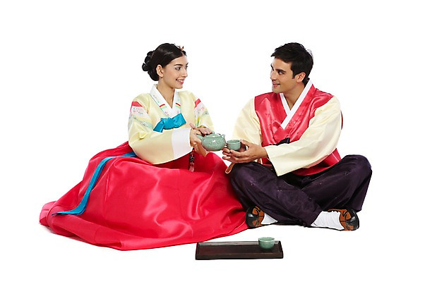 포토 JPG 스튜디오촬영 전신 서양인 외국인 백인 해외기획촬영 한국문화 한국전통 전통 라이프스타일 부부 커플 옷 여자 2011년태국 명절 남자 전통문화 문화 한쌍 여행 신혼부부 주전자 잔 새로움 한국 쟁반 실내 미소 웃음 들기 누끼 사람 20대 성인 두명 앞모습 컵 여행객 마주보기 예절 체험 붓기 차 전통차 찻잔 다기 다도 전통의상 한복 찻주전자 고무신 가부좌 전통체험 국내여행 청년만 성인만 국내포토 동양문화 식기 기념일 아시아 음료 뷰포인트 신발 컨셉 관계 모션 주방용품 표정 앉기 인종 청년 내부 생활 차_음료 신혼 파일형식