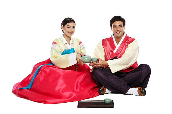 포토 JPG 스튜디오촬영 전신 서양인 외국인 백인 해외기획촬영 한국문화 한국전통 전통 라이프스타일 부부 커플 옷 여자 2011년태국 명절 남자 전통문화 문화 한쌍 여행 신혼부부 주전자 잔 새로움 한국 쟁반 실내 미소 웃음 들기 누끼 사람 20대 성인 두명 앞모습 컵 여행객 예절 체험 붓기 차 전통차 찻잔 다기 다도 전통의상 한복 찻주전자 고무신 가부좌 전통체험 국내여행 청년만 성인만 국내포토 동양문화 식기 기념일 아시아 음료 뷰포인트 신발 컨셉 관계 모션 주방용품 표정 앉기 인종 청년 내부 생활 차_음료 신혼 파일형식