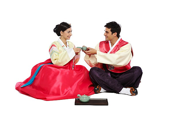 포토 JPG 스튜디오촬영 전신 서양인 외국인 백인 해외기획촬영 한국문화 한국전통 전통 라이프스타일 부부 커플 옷 여자 2011년태국 명절 남자 전통문화 문화 한쌍 여행 신혼부부 주전자 잔 새로움 한국 쟁반 실내 미소 웃음 들기 누끼 사람 20대 성인 두명 앞모습 컵 여행객 마주보기 예절 체험 차 전통차 찻잔 다기 다도 전통의상 한복 찻주전자 건배 고무신 가부좌 전통체험 국내여행 청년만 성인만 국내포토 동양문화 식기 기념일 아시아 음료 뷰포인트 신발 컨셉 관계 모션 주방용품 표정 앉기 인종 청년 내부 생활 차_음료 신혼 파일형식