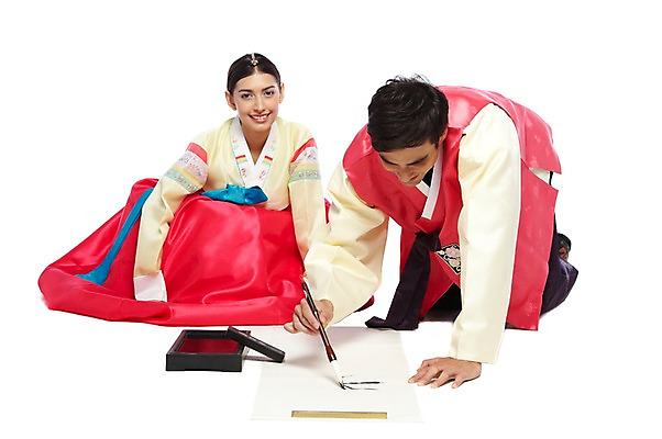 포토 JPG 스튜디오촬영 전신 서양인 외국인 백인 해외기획촬영 한국문화 한국전통 전통 라이프스타일 부부 커플 옷 여자 2011년태국 명절 남자 종이 전통문화 문화 한쌍 여행 신혼부부 서예 새로움 전통소품 한국 실내 미소 웃음 누끼 사람 앉기 20대 성인 두명 앞모습 여행객 기록 붓 체험 무릎꿇기 전통의상 한복 먹 오브젝트 전통체험 벼루 국내여행 문방사우 서진 화선지 청년만 성인만 국내포토 동양문화 기념일 아시아 뷰포인트 컨셉 관계 모션 표정 인종 청년 내부 생활 한지 신혼 파일형식