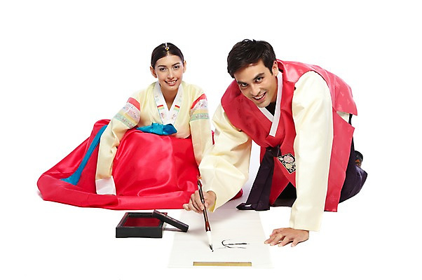 포토 JPG 스튜디오촬영 전신 서양인 외국인 백인 해외기획촬영 한국문화 한국전통 전통 라이프스타일 부부 커플 옷 여자 2011년태국 명절 남자 종이 전통문화 문화 한쌍 여행 신혼부부 서예 새로움 전통소품 한국 실내 미소 웃음 누끼 사람 앉기 20대 성인 두명 앞모습 여행객 기록 붓 체험 무릎꿇기 전통의상 한복 먹 오브젝트 전통체험 벼루 국내여행 문방사우 서진 화선지 청년만 성인만 국내포토 동양문화 기념일 아시아 뷰포인트 컨셉 관계 모션 표정 인종 청년 내부 생활 한지 신혼 파일형식