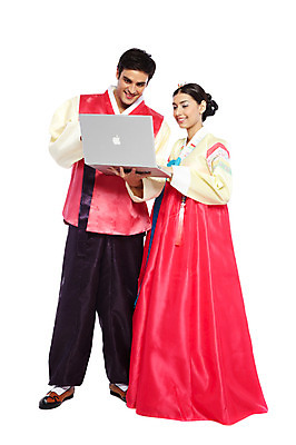 포토 JPG 스튜디오촬영 전신 서양인 외국인 백인 해외기획촬영 한국문화 한국전통 전통 라이프스타일 부부 커플 응시 옷 여자 2011년태국 명절 남자 전통문화 문화 한쌍 여행 인터넷 신혼부부 한국 실내 서기 미소 웃음 들기 누끼 사람 20대 성인 두명 앞모습 노트북 컴퓨터 여행객 웹서핑 체험 전통의상 한복 검색 고무신 국내여행 청년만 성인만 국내포토 동양문화 시선 기념일 아시아 뷰포인트 신발 컨셉 관계 모션 표정 인종 청년 내부 생활 전자제품 신혼 파일형식
