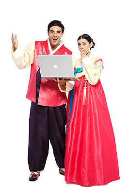 포토 JPG 스튜디오촬영 전신 서양인 외국인 백인 해외기획촬영 한국문화 한국전통 전통 부부 커플 옷 여자 2011년태국 명절 남자 전통문화 문화 한쌍 여행 인터넷 신혼부부 한국 실내 표정 서기 미소 웃음 들기 누끼 사람 20대 성인 두명 앞모습 노트북 컴퓨터 여행객 놀람 웹서핑 체험 전통의상 한복 검색 고무신 국내여행 청년만 성인만 국내포토 동양문화 기념일 감정 아시아 뷰포인트 신발 컨셉 관계 모션 인종 청년 내부 전자제품 신혼 파일형식
