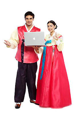 포토 JPG 스튜디오촬영 전신 서양인 외국인 백인 해외기획촬영 한국문화 한국전통 전통 부부 커플 옷 여자 2011년태국 명절 남자 전통문화 문화 한쌍 여행 인터넷 신혼부부 한국 실내 서기 미소 웃음 들기 누끼 사람 손짓 20대 성인 두명 앞모습 노트북 컴퓨터 여행객 웹서핑 최고 체험 OK 전통의상 한복 승낙 검색 만족 고무신 긍정 국내여행 청년만 성인만 국내포토 동양문화 기념일 감정 아시아 뷰포인트 신발 컨셉 관계 모션 표정 인종 청년 내부 전자제품 신혼 파일형식