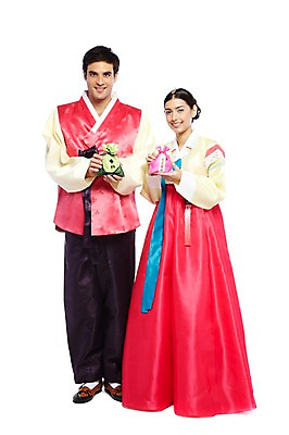 포토 JPG 스튜디오촬영 전신 서양인 외국인 백인 해외기획촬영 한국문화 한국전통 전통 라이프스타일 부부 커플 옷 여자 2011년태국 명절 남자 전통문화 문화 한쌍 여행 신혼부부 새로움 복주머니 전통소품 한국 실내 서기 미소 웃음 들기 누끼 사람 20대 성인 두명 앞모습 여행객 체험 주머니 전통의상 한복 오브젝트 고무신 전통체험 비단주머니 국내여행 청년만 성인만 국내포토 동양문화 기념일 아시아 뷰포인트 신발 컨셉 관계 모션 표정 인종 청년 내부 생활 신혼 파일형식