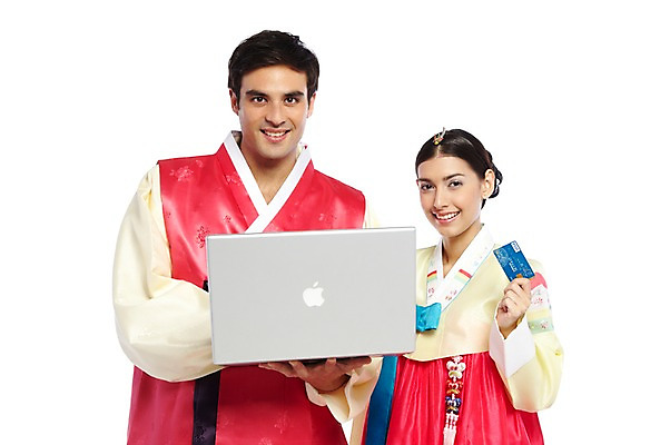 포토 JPG 스튜디오촬영 서양인 외국인 백인 해외기획촬영 한국문화 한국전통 전통 부부 커플 옷 여자 2011년태국 명절 남자 전통문화 문화 한쌍 여행 인터넷 신혼부부 한국 실내 미소 웃음 들기 누끼 사람 상반신 20대 성인 두명 앞모습 노트북 쇼핑 장보기 컴퓨터 여행객 웹서핑 체험 신용카드 전통의상 한복 검색 결제 온라인쇼핑 전자상거래 국내여행 카드결제 청년만 성인만 국내포토 동양문화 기념일 아시아 뷰포인트 컨셉 관계 모션 표정 인종 청년 내부 금융 전자제품 신혼 온라인 파일형식