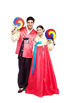 포토 JPG 스튜디오촬영 전신 서양인 외국인 백인 해외기획촬영 한국문화 한국전통 전통 라이프스타일 부부 커플 옷 여자 2011년태국 명절 남자 전통문화 문화 한쌍 여행 생활용품 신혼부부 새로움 전통소품 한국 실내 서기 미소 웃음 들기 누끼 사람 20대 성인 두명 앞모습 여행객 체험 부채 전통의상 한복 오브젝트 고무신 전통체험 태극선 전통부채 국내여행 청년만 성인만 국내포토 동양문화 기념일 아시아 뷰포인트 신발 컨셉 관계 모션 표정 인종 청년 내부 생활 신혼 파일형식